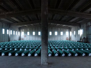 Eine grosse Halle mit vielen Särgen. Eine grosse Halle mit vielen Särgen.
