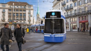 Ein blau-weisses Tram am Zürcher Paradeplatz