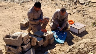 Mitarbeiter von Handicap International bereiten in der Provinz Kirkuk die Zerstörung eines gefundenen Sprengsatzes vor.
