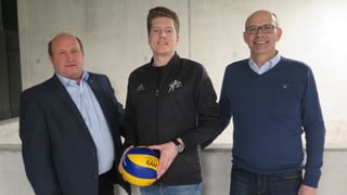 Drei Männer, einer mit Volleyball. Drei Männer, einer mit Volleyball.