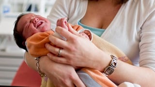 Baby im Arm der Mutter