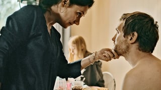 eine Frau hält den Kopf eines Teenagers in der Hand eine Frau hält den Kopf eines Teenagers in der Hand
