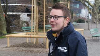 Ein junger Mann mit Brille, kurzen Haaren und einem leichten Bart. Ein junger Mann mit Brille, kurzen Haaren und einem leichten Bart.