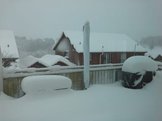 Tief verschneite Terrasse.