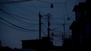 Stromleitungen in der Nacht.