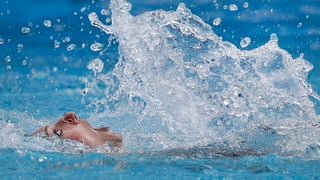 Schwimmerin fast unter Wasser