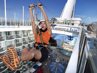 Frau an Seilrutsche auf Schiff