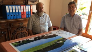 Zwei Männer vor Grafiken Zwei Männer vor Grafiken