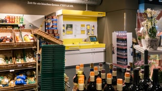 Ein Postschalter in einem Lebensmittelladen. Ein Postschalter in einem Lebensmittelladen.