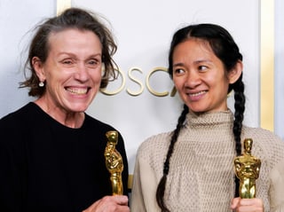 Zwei Frauen mit je einem Oscar in der Hand