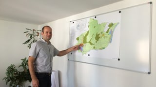 Fabian Peter vor einer Karte der Gemeinde