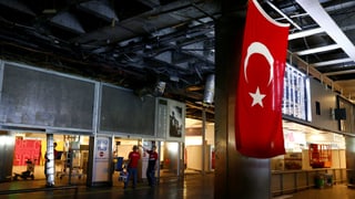Türkei-Flagge am Flughafen.