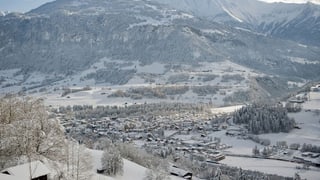 Panorame von oben: Ilanz im Schnee