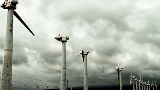 Schmutzige Windräder in einer Reihe.