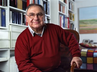 Der Schauspieler Jörg Schneider sitzt bei sich zu Hause auf einem Sessel