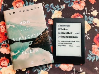 Die beiden Romane «Von schlechten Eltern» von Tom Kummer und «Schlachthof und Ordnung» von Christoph Höhtker liegen auf einem geblümten Kissen Die beiden Romane «Von schlechten Eltern» von Tom Kummer und «Schlachthof und Ordnung» von Christoph Höhtker liegen auf einem geblümten Kissen
