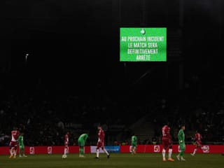 Die Partie zwischen Saint-Étienne und der AS Monaco musste am Samstag nach 66 Minuten für eine halbe Stunde unterbrochen worden. Die Fans zündeten zu viel Pyrotechnik, so dass die Sicht zu eingeschränkt war.