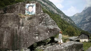 Ein Foto ist an einem Felsen angebracht.