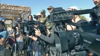Eine Gruppe von Menschen mit Kamera, Mikrophon und Fotoapparat. Eine Gruppe von Menschen mit Kamera, Mikrophon und Fotoapparat.