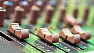 Vom Studio gelangt das Programm von SRF Musikwelle über Digitalradio, Kabel, Satellit oder übers Internet zum Publikum.