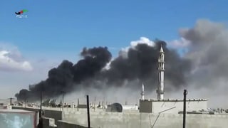 Rauch steigt nach Luftangriffen in der Stadt Talbisah auf.
