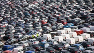 Autos in einem Hafen vor der Verschiffung. Autos in einem Hafen vor der Verschiffung.