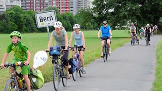 Velofahrerinnen und Velofahrer unterwegs in Bern-Wittigkofen. 