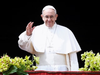 Papst Franziskus winkt.