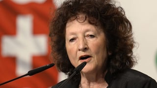 Frau vor Mikrofonen Frau vor Mikrofonen