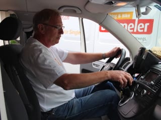Techniker Stefan Schneider im Heck des Reporterwagens und gespannt, ob sich der Wagen starten lässt.