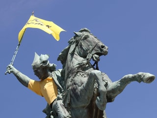 Eine Statue Clermont-Ferrand, dem Startort der 14. Etappe.