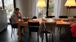 Junge Frau am Laptop am Tisch. Junge Frau am Laptop am Tisch.