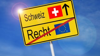 Symbolbild: Schild mit Schweiz und Schweizer Kreuz und EU-Flagge und dem Begriff Recht durchgestrichen.