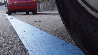 Ein Auto parkiert in der blauen Zone.