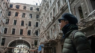 Ein Anwohner besichtigt sein bei einem russischen Luftangriff zerstörtes Haus in Charkiw