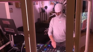 ein DJ in einem Kostüm ein DJ in einem Kostüm