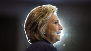Donald Trump macht den Email-Server von Hillary Clinton während dem Telefonat zum Thema. Donald Trump macht den Email-Server von Hillary Clinton während dem Telefonat zum Thema.