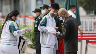 Damals sah die Situation in Schanghai noch besser aus: Sicherheitsleute kontrollieren am 7. Juni 2021 Studierende beim Eingang, welche die Prüfung ablegen wollen.