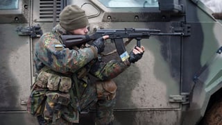 Soldat mit Gewehr im Anschlag