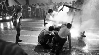 Eine Performance auf einer Theaterbühne. Eine Performance auf einer Theaterbühne.