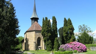 Kirche mit Glockenturm an einem strahlenden Sommertag.