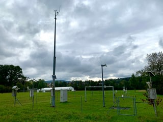 Übersicht über die Messstation des staatlichen Wetterdienstes im Norden der Stadt Zürich. Übersicht über die Messstation des staatlichen Wetterdienstes im Norden der Stadt Zürich.