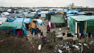 Die Menschen in Calais hausen in einfachsten Zelten und Hütten.