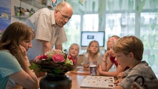 Familie im Homeschooling. Familie im Homeschooling.