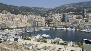 Panoramaansicht von Monaco samt Hafen.