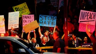 Demonstranten in Phoenix halten Plakate hoch. Demonstranten in Phoenix halten Plakate hoch.