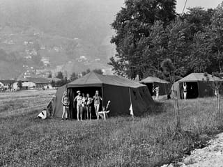 Mädchen vor einem Militärzelt im Sportlager in Tenero.