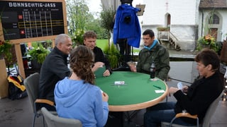 Roman Kilchsperger, Dani Müller und drei Jasser am Jasstisch