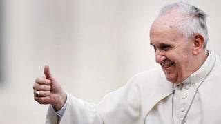 Der Papst hält den Daumen hoch.