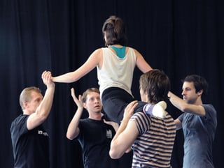 Eine Probe der «Accademia Teatro Dimitri»: Vier Schauspieler heben eine Schauspielerin in die Luft. Eine Probe der «Accademia Teatro Dimitri»: Vier Schauspieler heben eine Schauspielerin in die Luft.